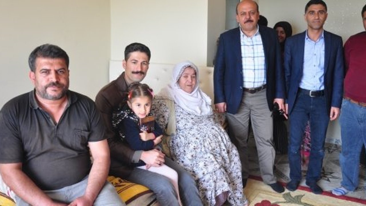 Derik Kaymakamı  Kafkas'tan 15 Temmuz Şehidin Annesi'ne 'Anneler Günü' ziyareti