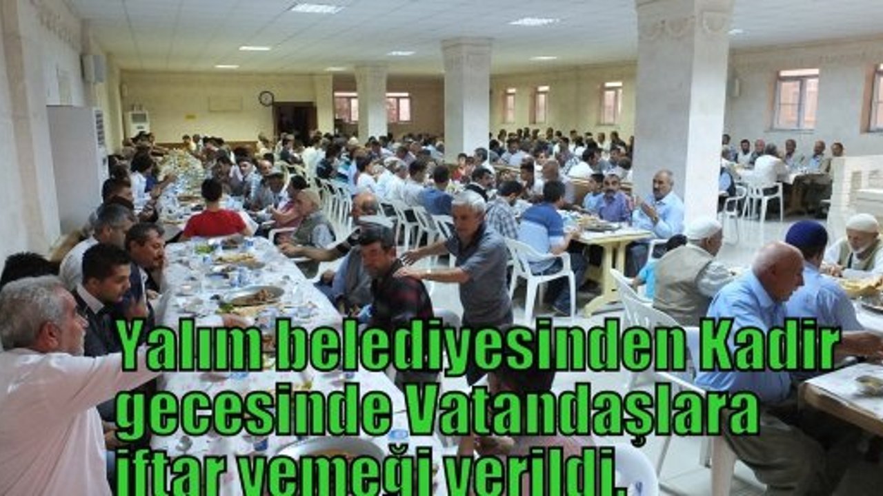 Yalım belediyesi Başkanı Abdulkerim Adam Kadir gecesinde Vatandaşlara iftar yemeği verdi.