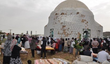 Aktepe Köyünde bulunan Şeyh Abdurahman Aktepe türb