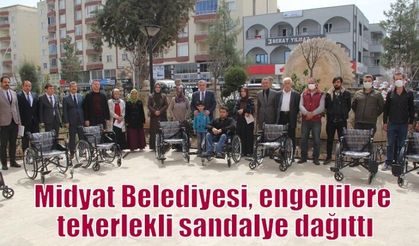 Midyat Belediyesi, engellilere tekerlekli sandalye dağıttı